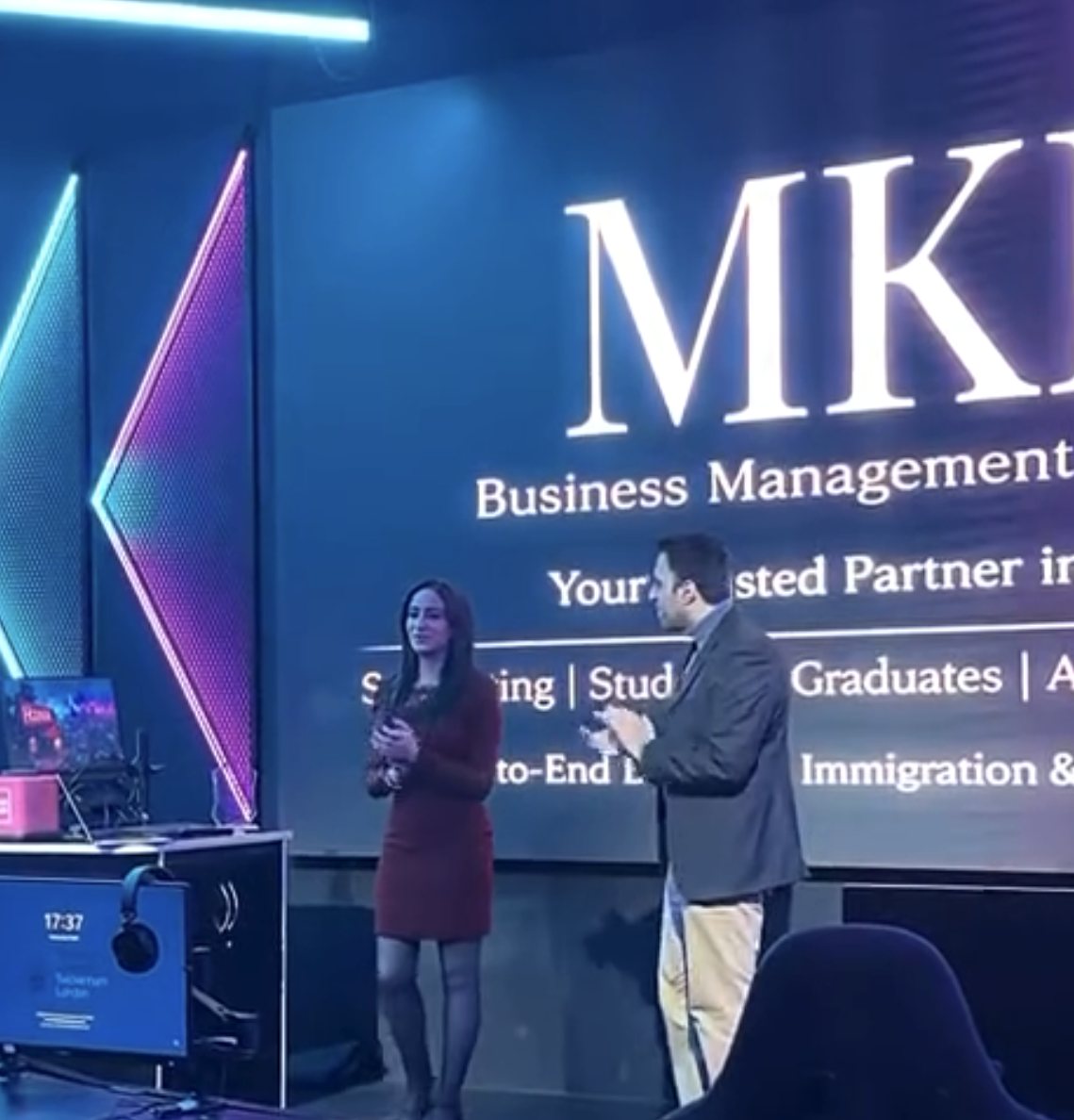 مهك بت تتحدث على المسرح في فعالية تعليمية لـ MKB مع جامعة بريطانية